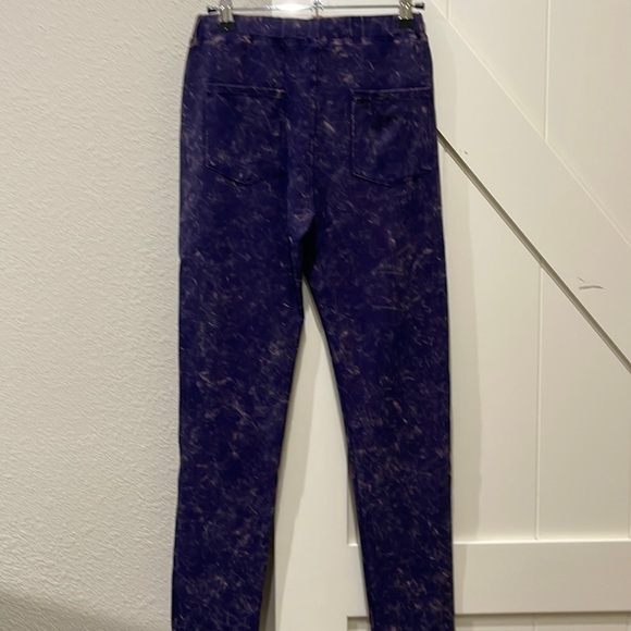 NWT Hayden leggings with 2 pockets on the back purplish in color. - Picture 1 of 4